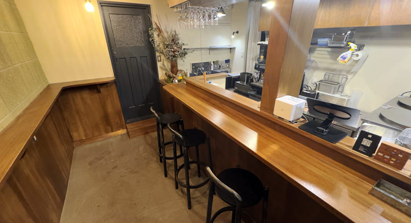 クレープとエスプレッソとかまくら茶房の内観