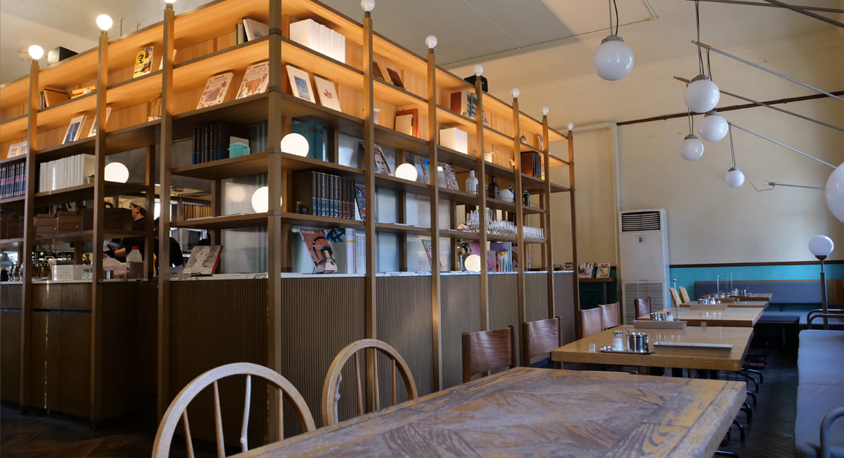 大阪府・大阪市　囲と囲曲 中之島図書館の店内2