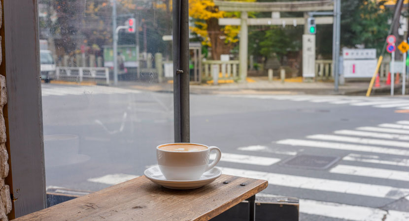 東京・千駄ヶ谷のカフェ BiRd & rUbY（バードアンドルビー）の店内から鳩森八幡神社前の交差点を眺める